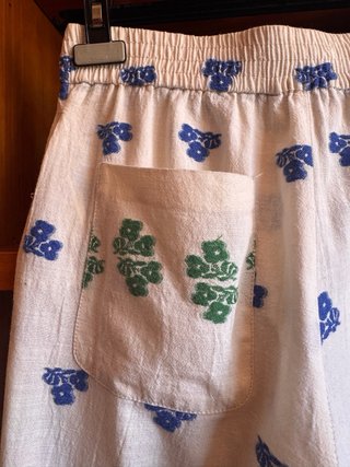 Pantalón blanco con flores bordadas