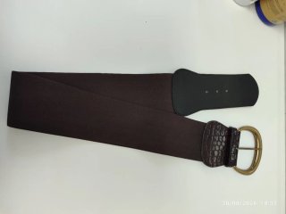 Cinturón elástico ancho con hebilla dorada