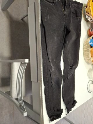 Pantalones vaqueros negros rotos