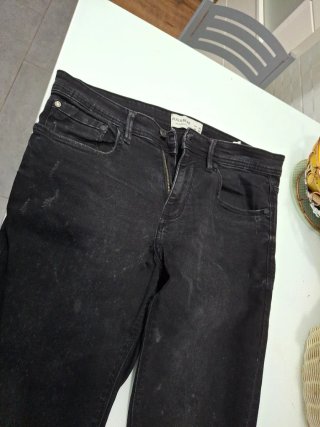 Pantalones vaqueros negros rotos