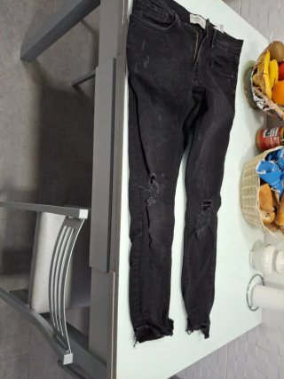 Pantalones vaqueros negros rotos