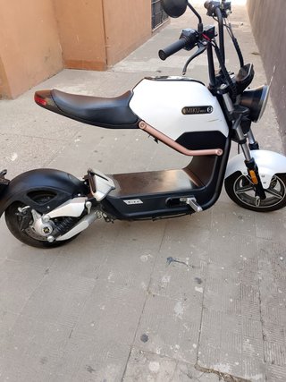 Moto Eléctrica Miku Scooter Negra y Blanca
