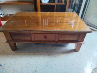 Mesa de salón de madera y cristal