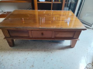 Mesa de salón de madera y cristal
