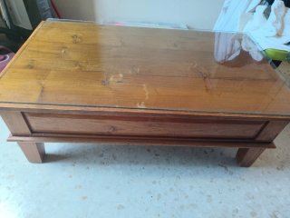 Mesa de salón de madera y cristal
