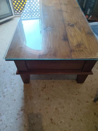 Mesa de salón de madera y cristal