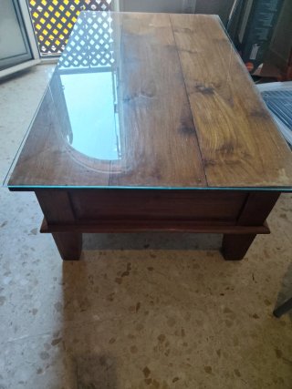 Mesa de salón de madera y cristal