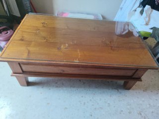 Mesa de salón de madera y cristal