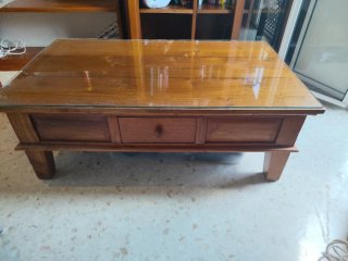 Mesa de salón de madera y cristal