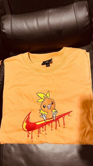 Camiseta Bordada Pokemon Torchic Naranja