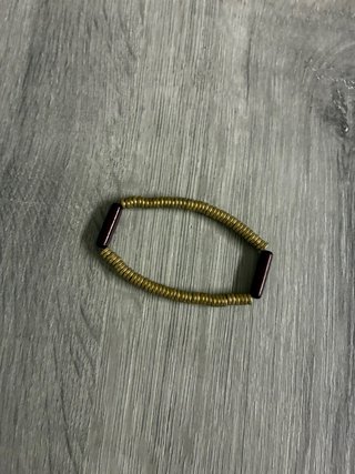 Pulsera elástica dorada y granate