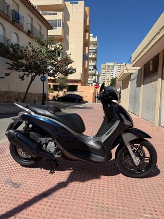 Piaggio Beverly 350 Maxi Scooter 2014