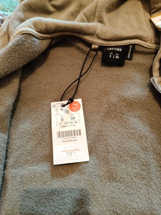 Sudadera Lefties  beige con termo para bebida.