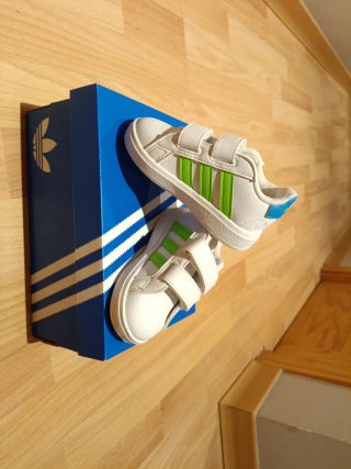 Zapatillas Adidas Bebé Blancas y Verdes. Talla 20