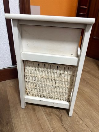 Mesita de Noche Blanca con Cesta