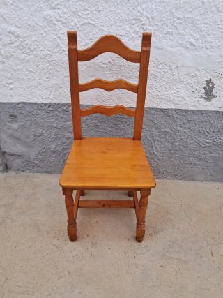 Silla de madera estilo rústico