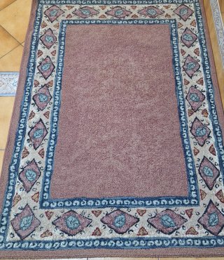 Alfombra decorativa con diseño geométrico