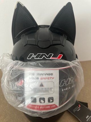 Casco de moto HNJ con orejas.