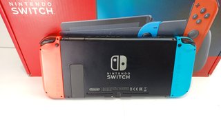 Nintendo Switch con caja y accesorios