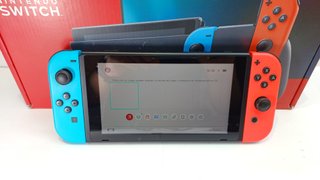 Nintendo Switch con caja y accesorios
