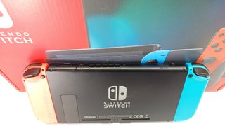 Nintendo Switch con caja y accesorios