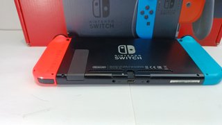 Nintendo Switch con caja y accesorios