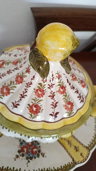 Zuppiera in ceramica decorata