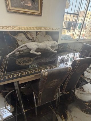Mesa y Sillas Versace Negras y Doradas