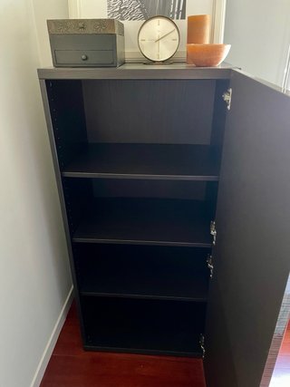Estanteria con puertas de madera negra y gris