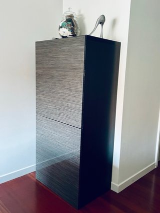 Estanteria con puertas de madera negra y gris