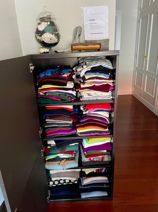 Estanteria con puertas de madera negra y gris