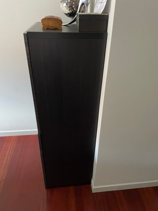 Estanteria con puertas de madera negra y gris