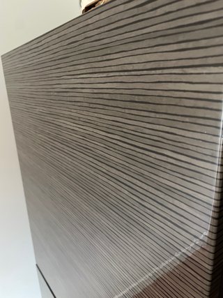 Estanteria con puertas de madera negra y gris