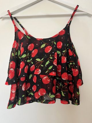 Blusa corta con estampado de cerezas