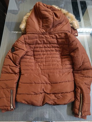 Chaquetón de invierno marrón con capucha