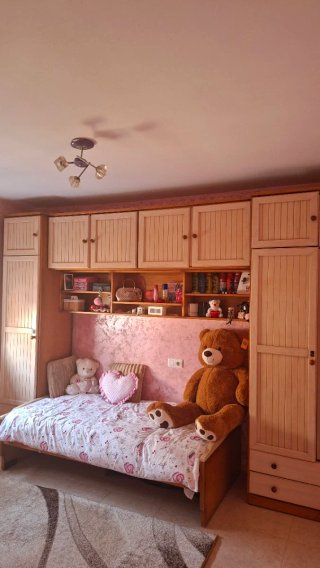 Armario infantil de madera beige