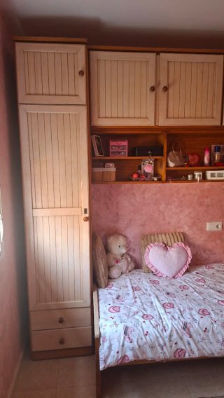 Armario infantil de madera beige