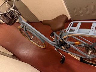 Bicicleta urbana clásica verde almendra