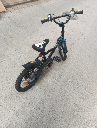 Bicicleta infantil negra y azul