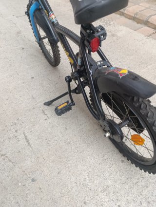Bicicleta infantil negra y azul