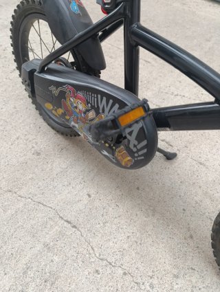 Bicicleta infantil negra y azul
