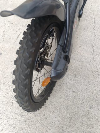 Bicicleta infantil negra y azul