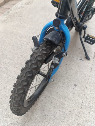 Bicicleta infantil negra y azul