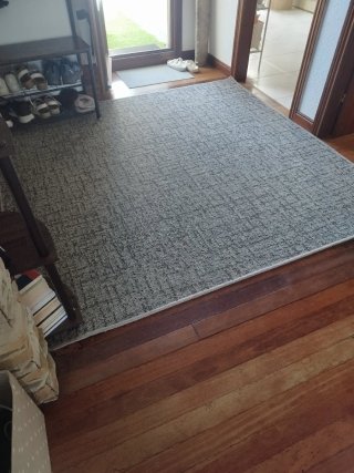 Alfombra grande en tonos grises. 190x195cm