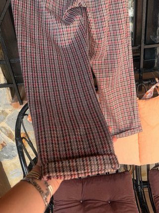 Pantalón de cuadros marrón y rojo