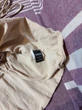 Top corto beige con tirantes regulables