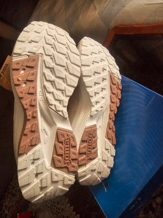 Zapatillas Joma Beige y Blancas
