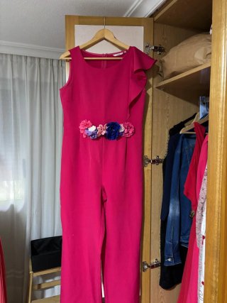 Mono rosa con flores