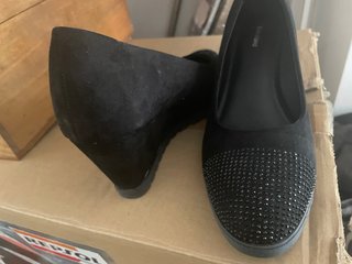 Zapatos de vestir ante con pedrería