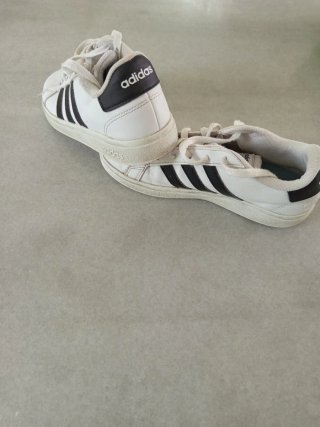 Zapatillas Adidas Blancas y Negras